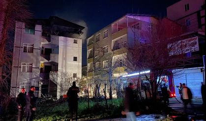 Evinde çıkan yangını söndürmek isterken yaralandı