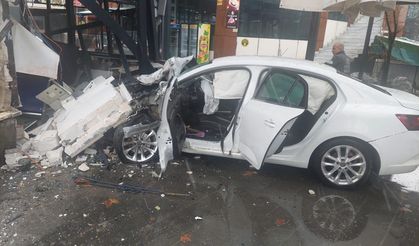 Bingöl'de otomobil lokantaya girdi: 5 yaralı