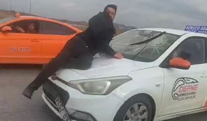 Tartıştığı kişiyi kaput üzerinde 20 kilometre sürükledi