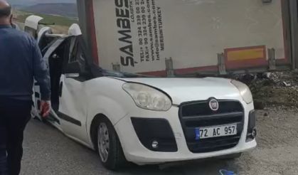 TIR'ın dorsesi, radar aracının üzerine devrildi