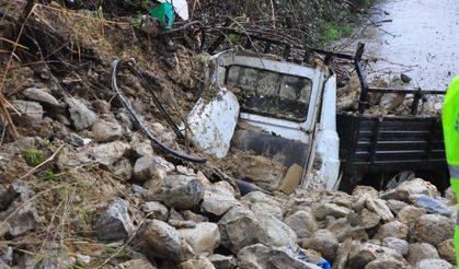 Üzerine istinat duvarı çöken kamyonetinde hayatını kaybetti