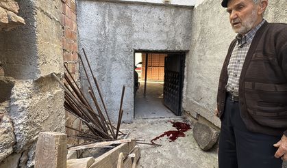 Babasının çatıdan attığı inşaat demiri başına isabet etti