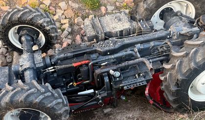 Devrilen traktörün altında hayatını kaybetti