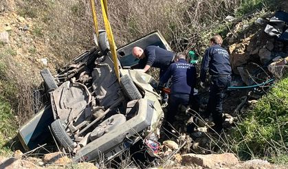 Çukura düşen otomobildeki 2 kişi öldü, 1 kişi yaralandı