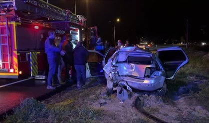 Devrilen otomobildeki 3 kişi yaralandı