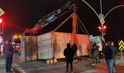 TIR devrildi, yol trafiğe kapandı