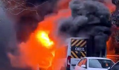 Park halindeki servis minibüsü yandı