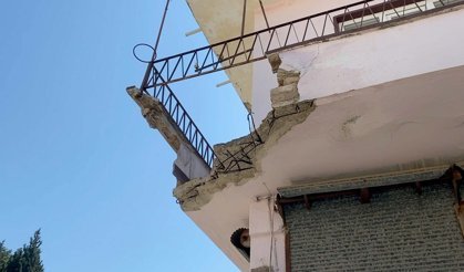 Balkon çöktü, baba ve engelli oğlu yaralandı