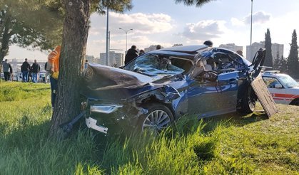 Otomobil çarptı, kamyon devrildi: 7 yaralı