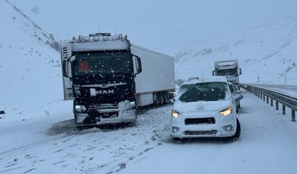 Sakaltutan Geçidi’nde kar ulaşımı aksattı
