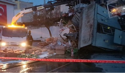 Freni boşalan kamyon okul bahçesine düştü