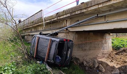 Savrulan araç dereye uçtu: 4 yaralı