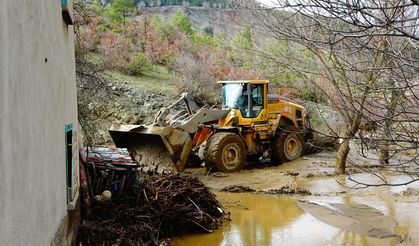 Gölet taştı, ev ve ahır sular altında kaldı