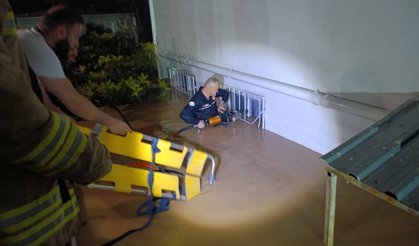 Mardin'de sağanak; ev ve işyerlerini su bastı