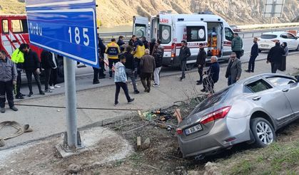 Sivas'ta otomobil şarampole devrildi: 3 yaralı