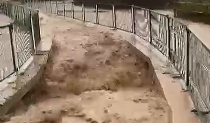 Irmak taştı, yol ve tarım arazilerini su bastı