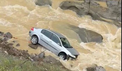 Dereye savrulan otomobilin sürücüsü yaralandı