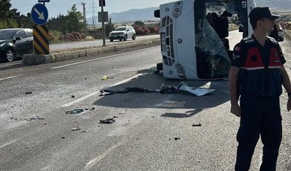 Öğrencileri taşıyan servis midibüsü devrildi: 17 yaralı