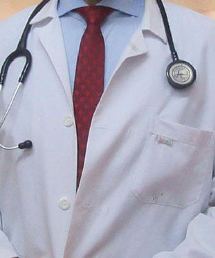 Kendi kimliğiyle eşine işlem yaptırmak isteyen kişi doktoru darbetti
