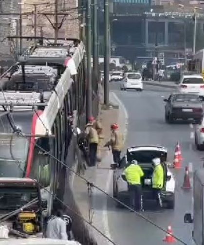 İstanbul'da 1 kişi tramvay altında kaldı, seferler yapılamıyor