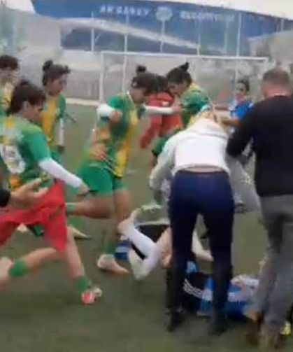 Kadın futbol ligindeki olaylı maçta 7 oyuncu yaralandı