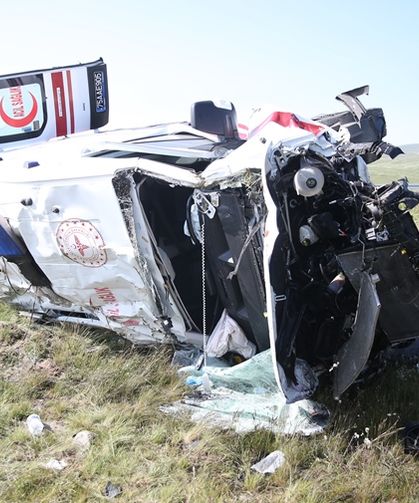 Ambulans şarampole devrildi, 4 sağlıkçı yaralandı