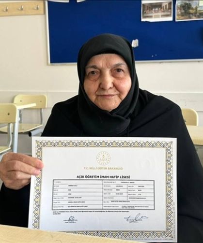 78 yaşındaki kadın imam hatip lisesini bitirip hafız oldu