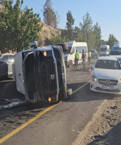 Şanlıurfa’da otomobil ile servis minibüsü çarpıştı: 13 yaralı