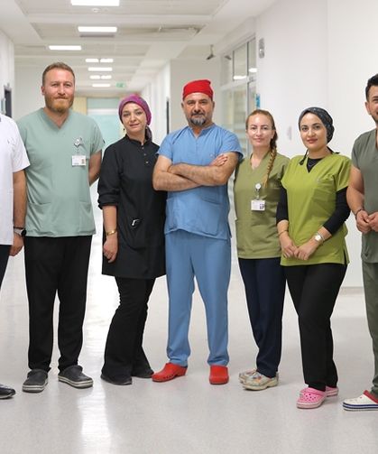 Kendisini iyileştiren doktorlarla omuz omuza vererek hayat kurtarıyor