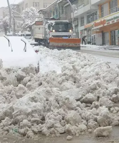 Van'ın 2 ilçesinde 11 yerleşim yeri ulaşıma kapandı