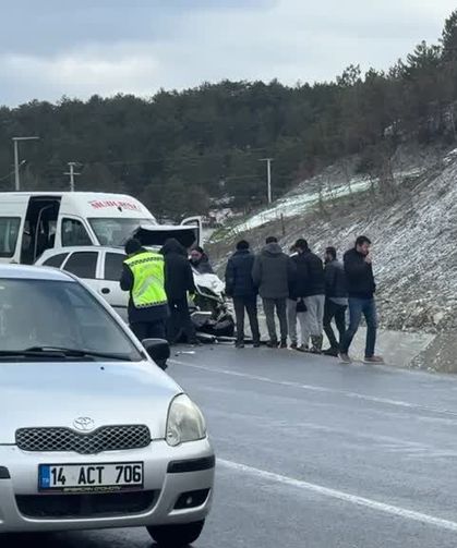 Minibüs ile otomobil çarpıştı: 1 ölü, 9 yaralı