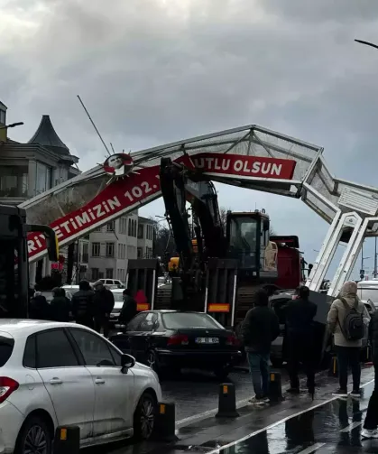 Tabelaya çarpan ekskavatör 7 araca zarar verdi