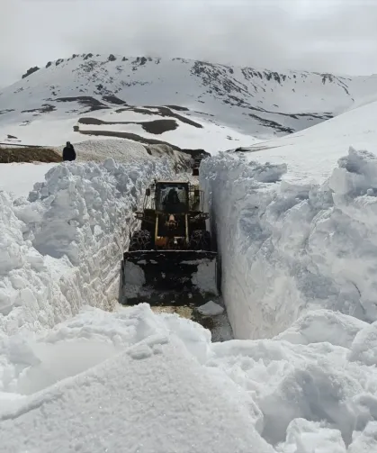 Hakkari'de kapanan köy yolları açılıyor