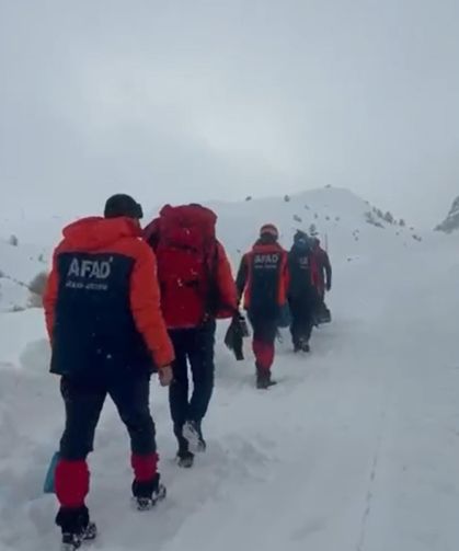 Verici istasyonundaki arızaya giden ekibin üzerine çığ düştü