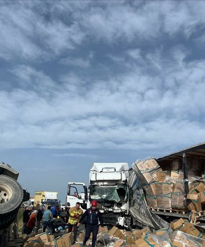 TIR, otomobil ve kamyonla çarpıştı: 5 yaralı