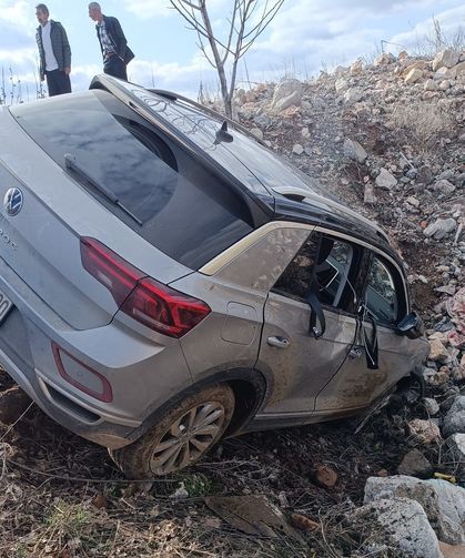 Otomobil şarampole devrildi: 4 yaralı