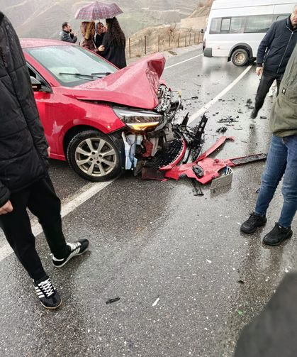 Öğrenci servis minibüsü ile otomobil çarpıştı: 6 yaralı