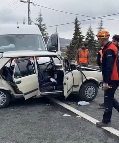 Yolcu minibüsü ile otomobil çarpıştı: 1’i ağır 4 yaralı