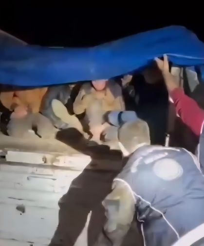 TIR'ın dorsesinde 12 kaçak göçmen yakalandı