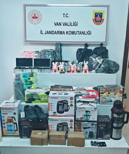 Van'da gümrük kaçağı eşya ve giysi ele geçirildi