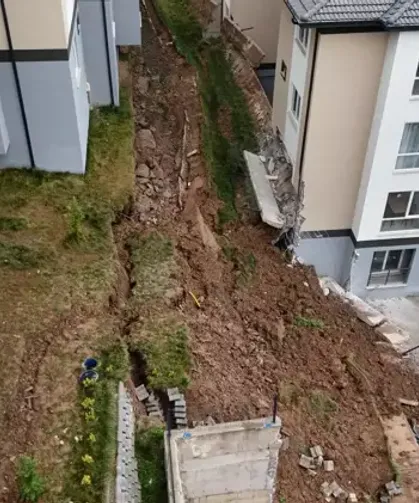 Sitenin istinat duvarı çöktü; 32 kişi tahliye edildi