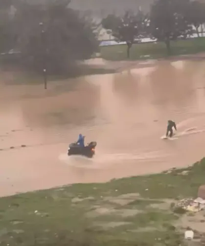 Adana'da su dolan caddede sörf yaptı