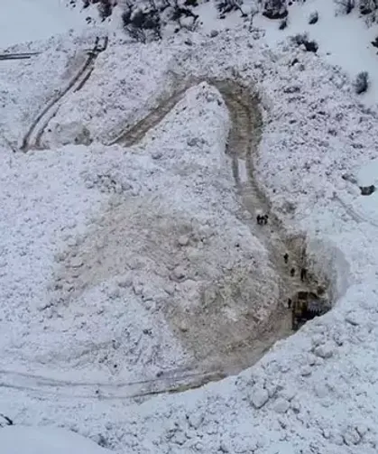 Çatak’ta çığın kapattığı mezra yolu 13 gün sonra açıldı