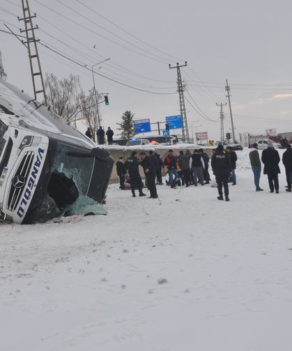 Ağrı'da yolcu otobüsünün devrilmesi sonucu 16 kişi yaralandı