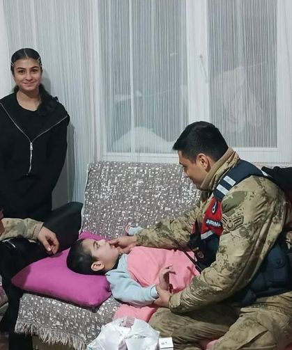 2 kilometre yürüyerek engelli çocuğa ilacını ulaştırdı