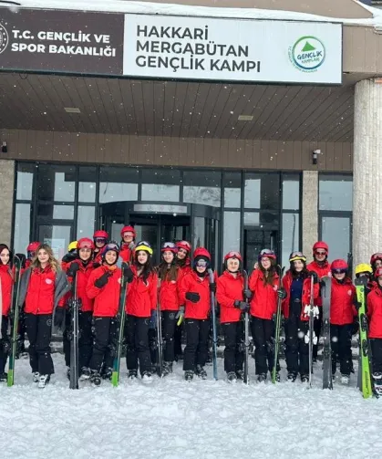 Batmanlı gençlerin Hakkari’de kayak keyfi