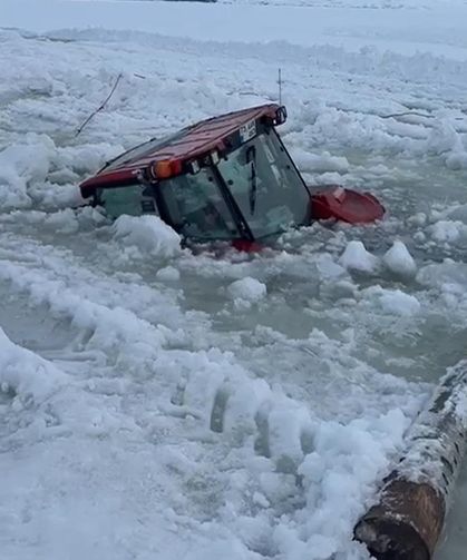 Çıldır Gölü’nde buz eridi, traktör göle battı