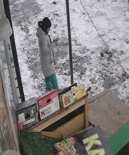 Çatıdan düşen kar kütlesinden saniyelerle kurtuldu