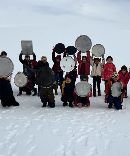 Evlerden getirdikleri tepsilerle köy merasında kaydılar