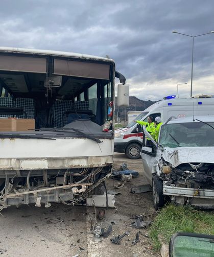 Hafif ticari araç ile midibüs çarpıştı: 6 yaralı